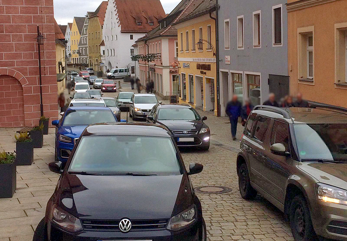 Unsere Stadt als Begegnungsraum – Menschen vor Autos