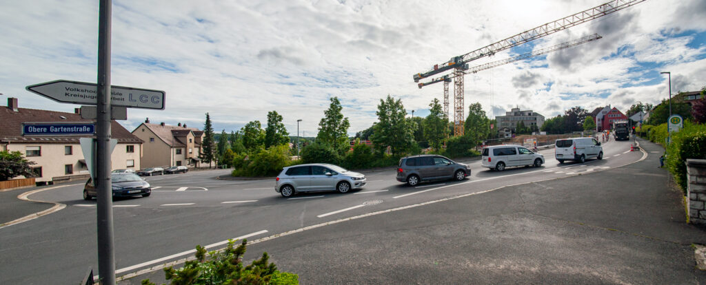 Der Transitverkehr der B14 trägt einen hohen Anteil des Verkehrsaufkommens im Stadtgebiet. Die geplante Linksabbiegespur am Bierhalsberg wird die Situation zusätzlich verschärfen. Auch eine teilweise Entlastung wäre hier ein großer Schritt.