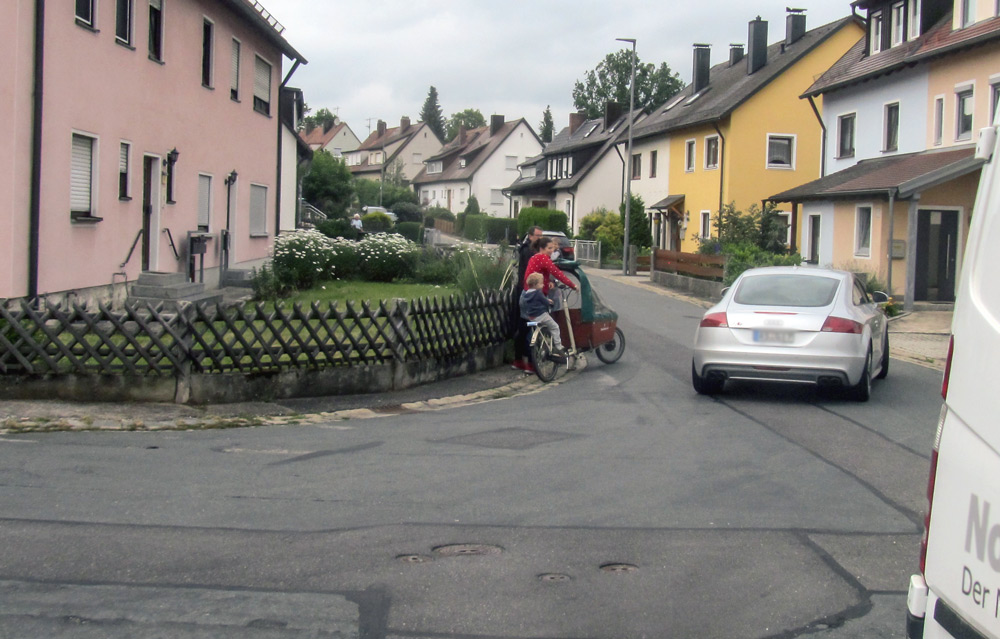 Gleich zu Beginn wird ersichtlich, wie eng es in der Lerchenfeldstraße zu geht.