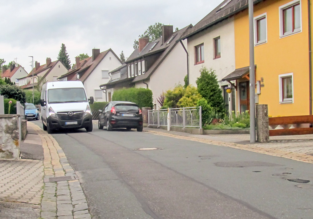 Wenn dann Fahrzeuge (teils in der Tat erstaunlich „flott“) auftauchen oder gar wie hier aufeinander treffen, wird es für Fußgänger knapp - für Kinder heißt das „möglichst schnell weg von der Straße“.