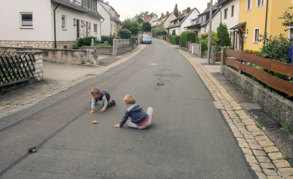 Die Möglichkeit einer Spielstraße wurde sogleich ausgelotet! :-)